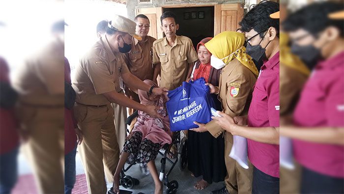 Pemkab Jember Beri Kursi Roda untuk Difabel di Mumbulsari Pemkab Jember Beri Kursi Roda untuk Difabel di Mumbulsari