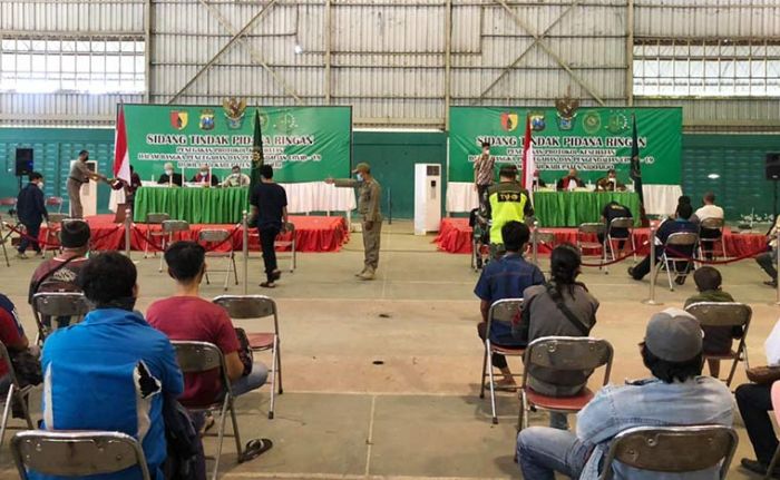 Personel Gabungan Amankan Sidang Tipiring Protokol Kesehatan di Sidoarjo Personel Gabungan Amankan Sidang Tipiring Protokol Kesehatan di Sidoarjo