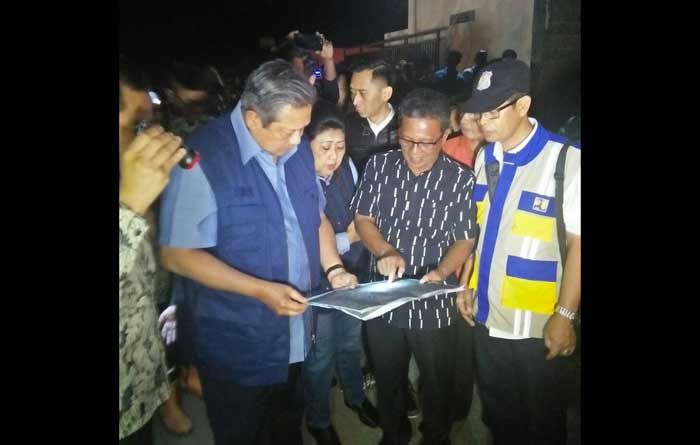 SBY Kunjungi Kampung Nelayan di Teleng Pacitan yang Hanyut Terseret Air Bah SBY Kunjungi Kampung Nelayan di Teleng Pacitan yang Hanyut Terseret Air Bah