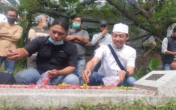 Peringati HPN 2022, KWG Ziarah ke Makam Bung Dahril Peringati HPN 2022, KWG Ziarah ke Makam Bung Dahril