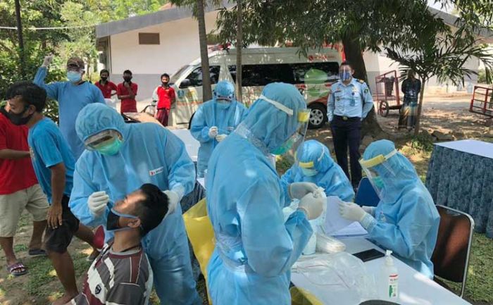 Napi Lapas Kelas 1 Surabaya di Porong Jalani Swab Test Massal Napi Lapas Kelas 1 Surabaya di Porong Jalani Swab Test Massal