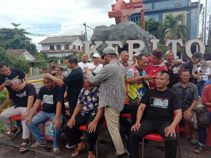Warga Gundul Massal, Rayakan Kemenangan Kotak Kosong Melawan Calon Walikota Incumbent Warga Gundul Massal, Rayakan Kemenangan Kotak Kosong Melawan Calon Walikota Incumbent