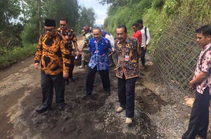 Awasi Pengerjaan Sejumlah Proyek, Wabup Timbul Sidak Pembangunan Jalan di Kecamatan Sumber Awasi Pengerjaan Sejumlah Proyek, Wabup Timbul Sidak Pembangunan Jalan di Kecamatan Sumber