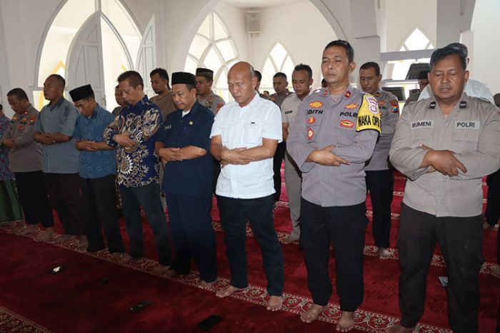 Tragedi Stadion Kanjuruhan, Kapolres Pasuruan Gelar Salat Gaib dan Doa Bersama Tragedi Stadion Kanjuruhan, Kapolres Pasuruan Gelar Salat Gaib dan Doa Bersama