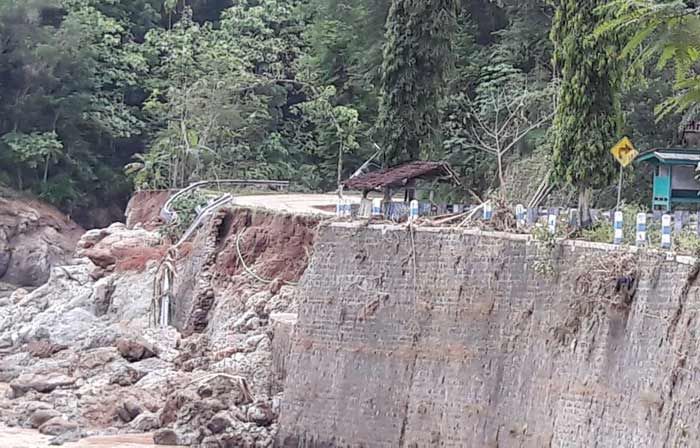 Saluran Air di Jalur Pacitan-Ponorogo Masih Banyak Tertutup Bebatuan Gunung Saluran Air di Jalur Pacitan-Ponorogo Masih Banyak Tertutup Bebatuan Gunung