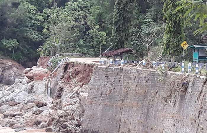 Saluran Air di Jalur Pacitan-Ponorogo Masih Banyak Tertutup Bebatuan Gunung