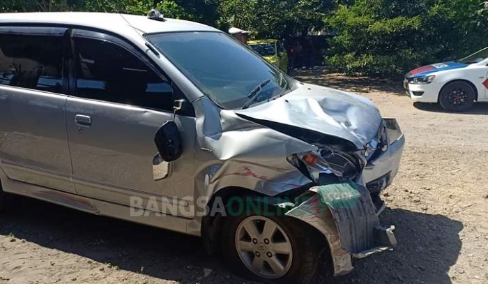 Nyelonong Keluar Jalur, Avanza Tabrak Dua Pemotor Hingga Terpelanting di Blitar Nyelonong Keluar Jalur, Avanza Tabrak Dua Pemotor Hingga Terpelanting di Blitar