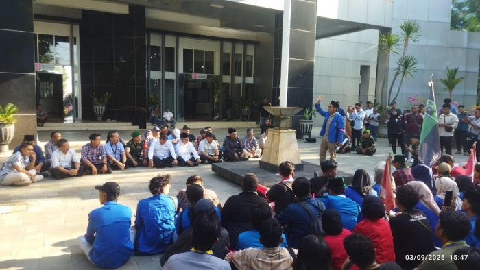 Aliansi Mahasiswa Cipayung Geruduk Kantor DPRD, Bupati Pasuruan: Kami Tidak Tutup Mata Aliansi Mahasiswa Cipayung Geruduk Kantor DPRD, Bupati Pasuruan: Kami Tidak Tutup Mata