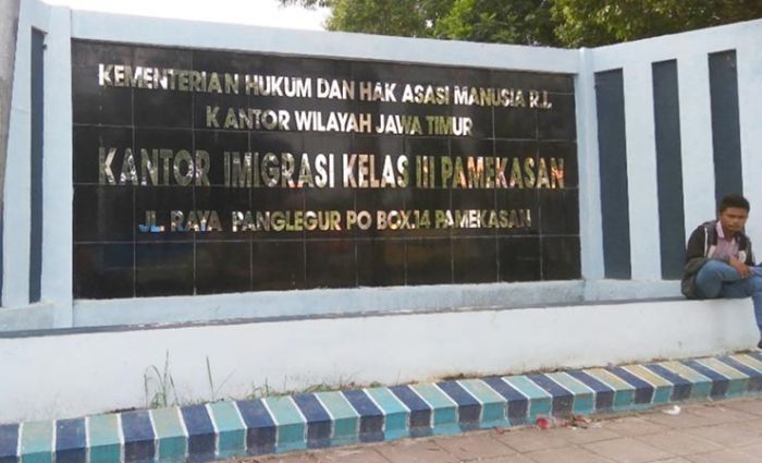 Dampak Corona, Imigrasi Pamekasan Batasi Kuota Hanya 50 Pemohon Tiap Harinya Dampak Corona, Imigrasi Pamekasan Batasi Kuota Hanya 50 Pemohon Tiap Harinya