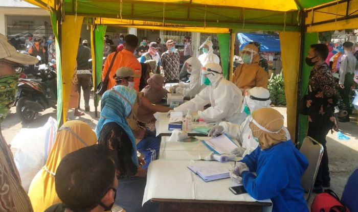 Hasil Rapid Test 80 Pedagang di Pasar Rengel dan Pasar Karangagung, Nihil Reaktif Covid-19 Hasil Rapid Test 80 Pedagang di Pasar Rengel dan Pasar Karangagung, Nihil Reaktif Covid-19