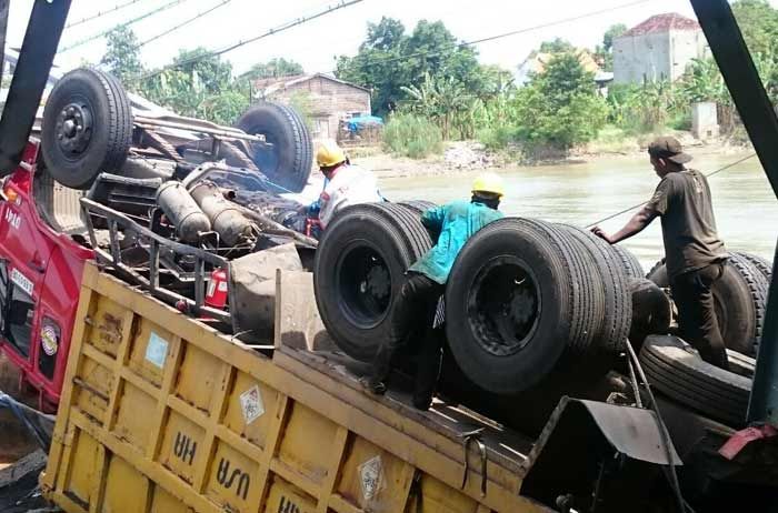 Petugas Masih Kesulitan Evakuasi Bangkai Truk Korban Ambruknya Jembatan Widang-Babat Petugas Masih Kesulitan Evakuasi Bangkai Truk Korban Ambruknya Jembatan Widang-Babat