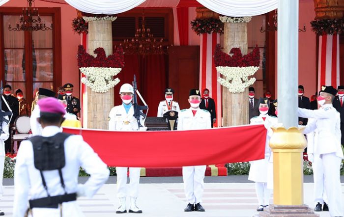 Momen Upacara Penurunan Bendera HUT Ke-76 RI, Khofifah Bagikan Penghargaan untuk Siswa Berprestasi Momen Upacara Penurunan Bendera HUT Ke-76 RI, Khofifah Bagikan Penghargaan untuk Siswa Berprestasi