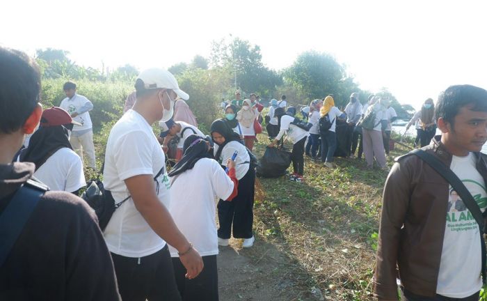 Greenpeace Bangkalan Bersih-Bersih Sampah dan Ilalang di Kaki Suramadu