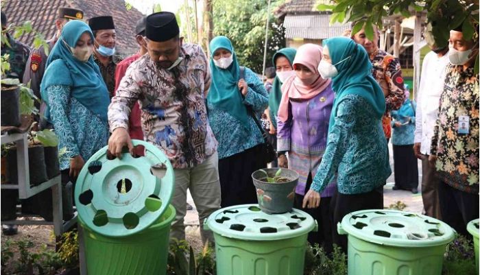 Hadiri Launching Gerbang Sajadah, Bupati Gresik Minta Terus Inovasi untuk Penanganan Sampah Hadiri Launching Gerbang Sajadah, Bupati Gresik Minta Terus Inovasi untuk Penanganan Sampah