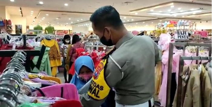Bulan Ramadan, Satlantas Probolinggo Kota Berbagi dengan Puluhan Anak Yatim Bulan Ramadan, Satlantas Probolinggo Kota Berbagi dengan Puluhan Anak Yatim