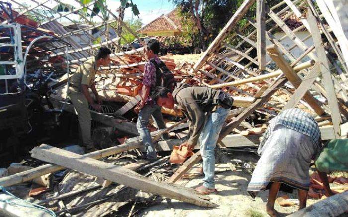 Angin Kencang Terjang Desa Tanjung Pademawu, Satu Rumah Roboh Angin Kencang Terjang Desa Tanjung Pademawu, Satu Rumah Roboh