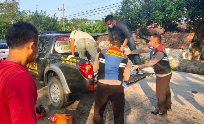 Kecelakaan Maut Truk Gandeng Vs Sepeda Motor di Kediri, Tiga Warga Jombang Meninggal di TKP Kecelakaan Maut Truk Gandeng Vs Sepeda Motor di Kediri, Tiga Warga Jombang Meninggal di TKP