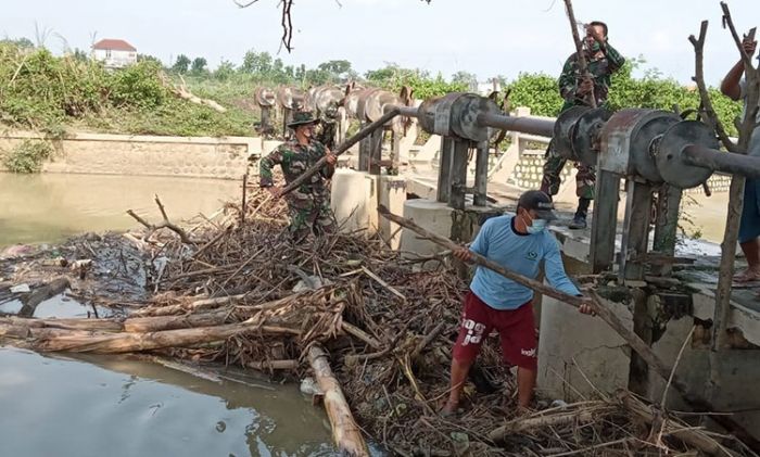 Cegah Luapan Air Sungai Plalangan Lamongan, Anggota TNI Ajak Warga Bersihkan Sampah Cegah Luapan Air Sungai Plalangan Lamongan, Anggota TNI Ajak Warga Bersihkan Sampah