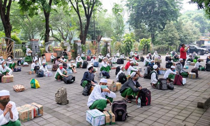 Ratusan Santri Ponpes Sidogiri yang Pulang ke Sidoarjo Dicek Kesehatan Ratusan Santri Ponpes Sidogiri yang Pulang ke Sidoarjo Dicek Kesehatan