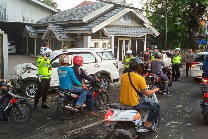 Diduga Kurang Konsentrasi, Mobil Daihatsu Ditumpangi 2 Pengacara Gresik Alami Kecelakaan Diduga Kurang Konsentrasi, Mobil Daihatsu Ditumpangi 2 Pengacara Gresik Alami Kecelakaan