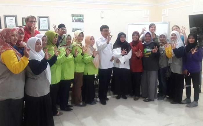 DLH, Ecoton, dan Waduling Gresik Perangi Buang Popok di Kali DLH, Ecoton, dan Waduling Gresik Perangi Buang Popok di Kali
