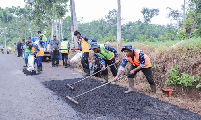 Bupati Jember Komitmen Tangani Aduan Masyarakat soal Jalan Rusak Bupati Jember Komitmen Tangani Aduan Masyarakat soal Jalan Rusak