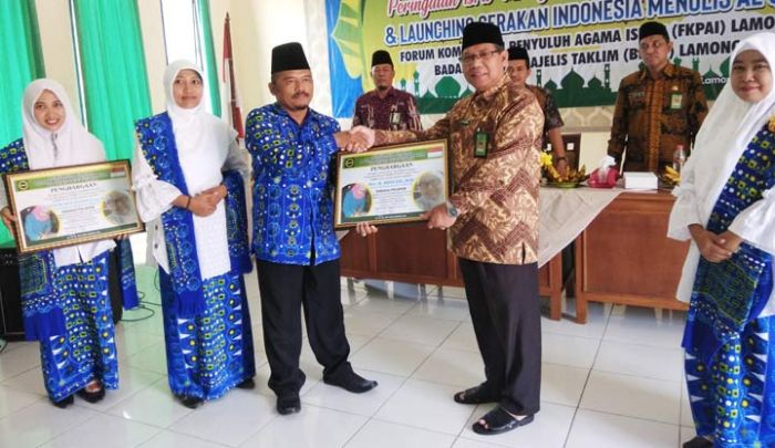 Kepala Kemenag Lamongan Launching Gerakan Indonesia Menulis Alqur Kepala Kemenag Lamongan Launching Gerakan Indonesia Menulis Alqur