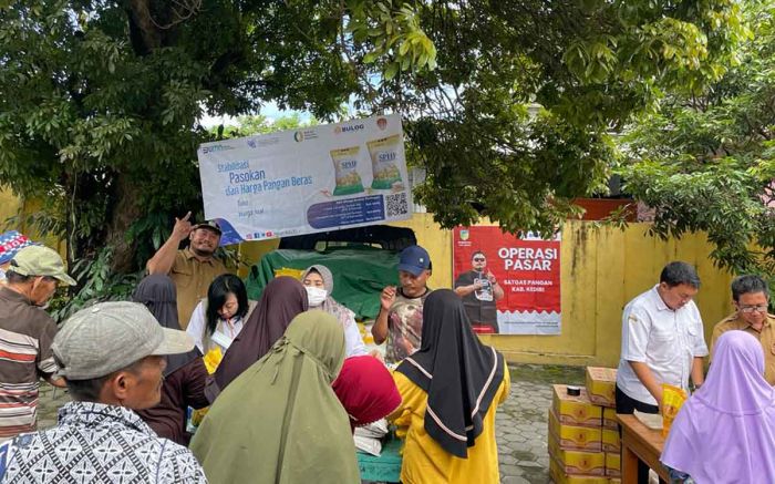 Operasi Pasar di Gondang Kediri, Beras 1,5 Ton Ludes Diserbu Warga Operasi Pasar di Gondang Kediri, Beras 1,5 Ton Ludes Diserbu Warga