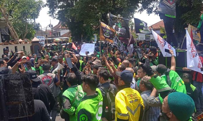 Ribuan Ojol Gruduk Kantor Pemkab Jember Ribuan Ojol Gruduk Kantor Pemkab Jember