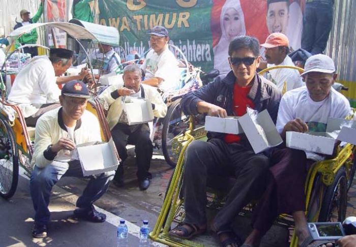 Sarapan Bareng RGS, Abang Becak Jubeli Alun-alun Gresik