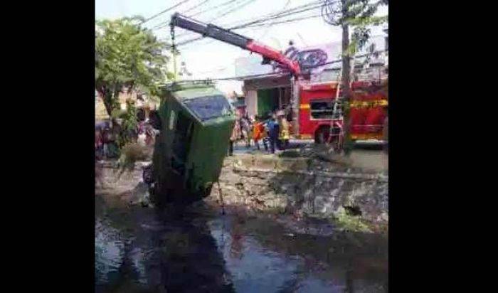 Bemo Lyn G Terjun ke Sungai Taman Pondok Indah, Sopir Mandi Lumpur Bemo Lyn G Terjun ke Sungai Taman Pondok Indah, Sopir Mandi Lumpur