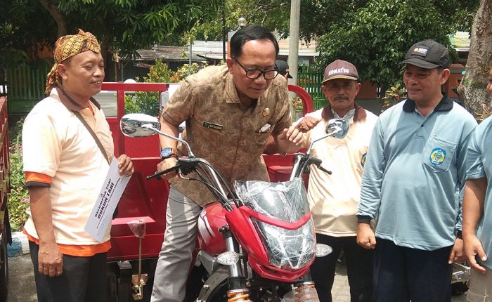 Disperta Nganjuk Berikan Bantuan Motor Roda Tiga untuk Kelompok Tani