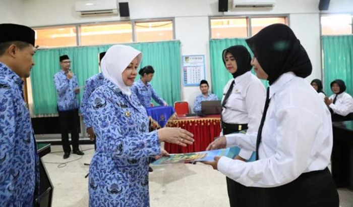 Bupati Kediri Serahkan SK CPNS Kepada 35 Bidan Bupati Kediri Serahkan SK CPNS Kepada 35 Bidan