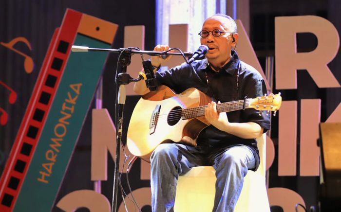 Undang Ebiet G. Ade, Gus Ipul Ajak Penonton Nyanyi Bareng Lagu Undang Ebiet G. Ade, Gus Ipul Ajak Penonton Nyanyi Bareng Lagu