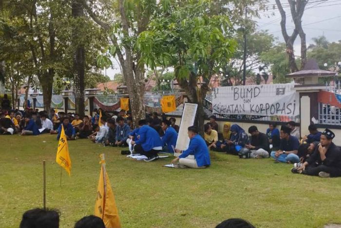 Dinilai Kinerja BUMD Bobrok, PC PMII Pamekasan Demo di Depan Kantor Bupati