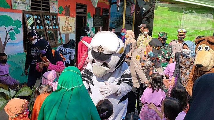 Polres Dringu Probolinggo Hibur Anak-Anak yang Disuntik Vaksin Covid-19 dengan Badut