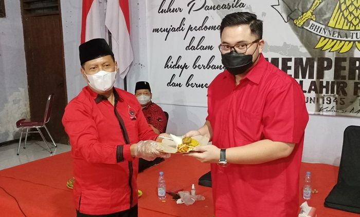 Mas Dhito Hadiri Peringatan Hari Lahir Pancasila di Kantor DPC PDIP Kediri Mas Dhito Hadiri Peringatan Hari Lahir Pancasila di Kantor DPC PDIP Kediri