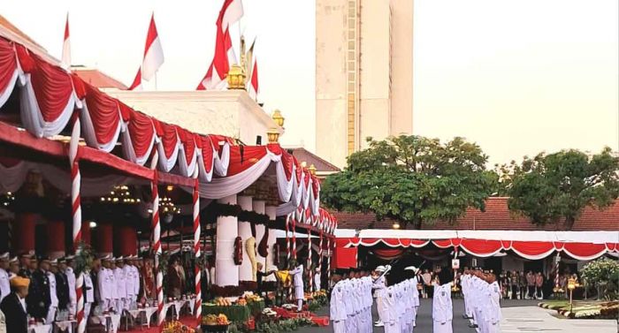 Padati Grahadi, Ribuan Warga Saksikan Semarak Penurunan Bendera HUT ke-80 RI Padati Grahadi, Ribuan Warga Saksikan Semarak Penurunan Bendera HUT ke-80 RI