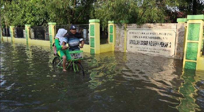 Banjir di Jombang Rendam Ratusan Rumah, Sekolah, hingga Pasar Perak Banjir di Jombang Rendam Ratusan Rumah, Sekolah, hingga Pasar Perak