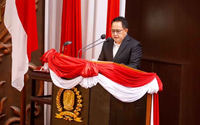 Pj Gubernur Jatim Sampaikan Nota Penjelasan Perubahan Nomenklatur 2 BUMD Pj Gubernur Jatim Sampaikan Nota Penjelasan Perubahan Nomenklatur 2 BUMD