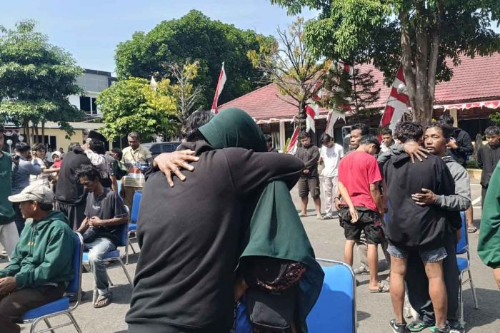 Tangis Haru Warnai Penjemputan Puluhan Pesilat di Mapolres Tuban Tangis Haru Warnai Penjemputan Puluhan Pesilat di Mapolres Tuban