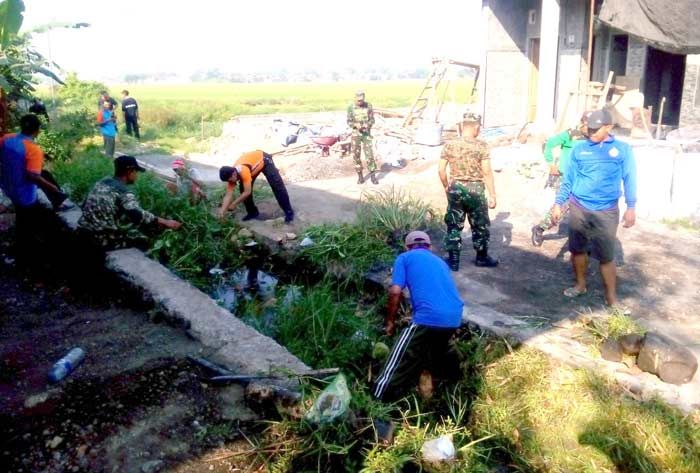 Ajak Masyarakat Peduli Kebersihan Lingkungan, Muspika Beji Adakan Kerja Bakti Bersihkan Selokan