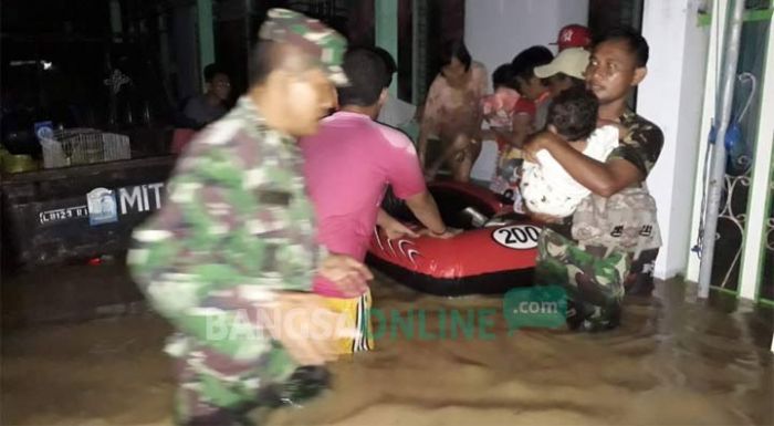 Banjir Kiriman Rendam Sebagian Kota Pamekasan, Sejumlah Warga Diungsikan ke Pendopo Banjir Kiriman Rendam Sebagian Kota Pamekasan, Sejumlah Warga Diungsikan ke Pendopo