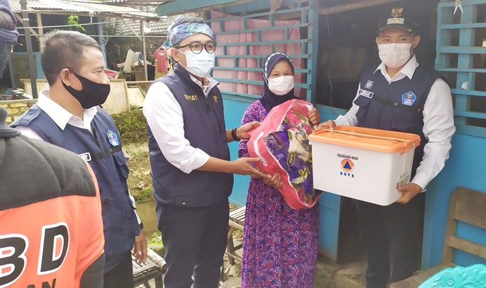 Bupati Pamekasan Berikan Bantuan Korban Banjir di Kelurahan Gladak Anyar