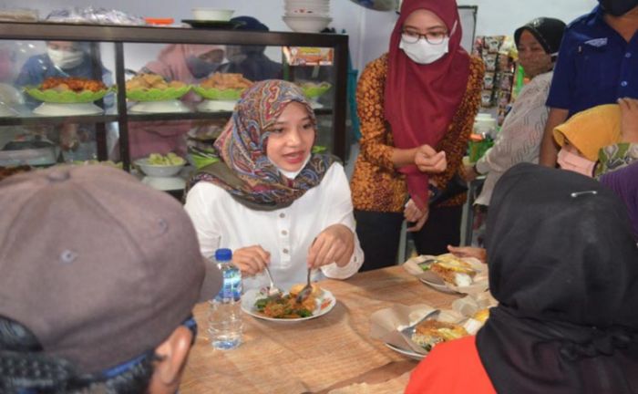 Dekatkan Diri ke Masyarakat, Ipuk Blusukan di Pasar Rogojampi Dekatkan Diri ke Masyarakat, Ipuk Blusukan di Pasar Rogojampi