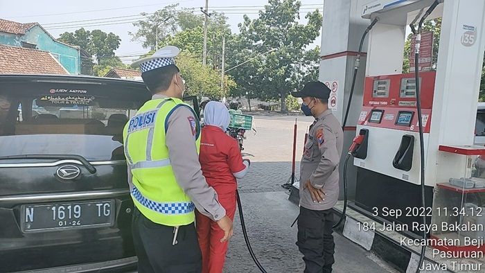 Antisipasi Kemacetan, Satlantas dan Satsabhara Polres Pasuruan Lakukan Pengamanan di Areal SPBU Antisipasi Kemacetan, Satlantas dan Satsabhara Polres Pasuruan Lakukan Pengamanan di Areal SPBU