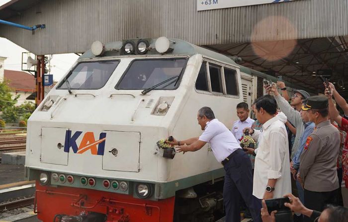Perjalanan Perdana KA Manja Relasi Madiun-Pasar Senen, Berangkat dari Stasiun Madiun Perjalanan Perdana KA Manja Relasi Madiun-Pasar Senen, Berangkat dari Stasiun Madiun