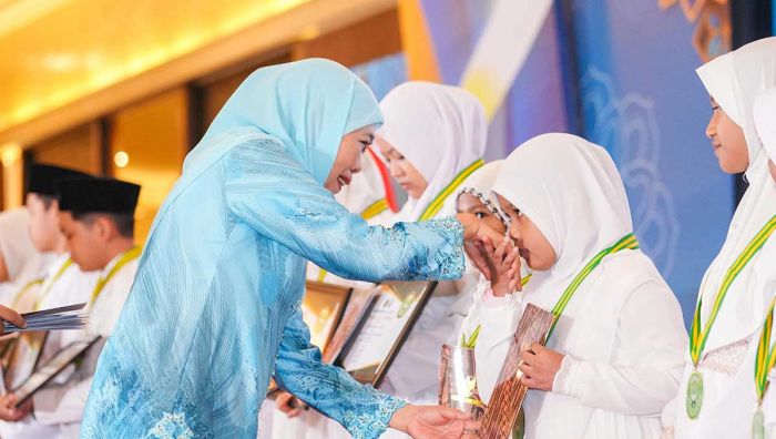 Wisuda Tahfidz Khadijah Surabaya, Gubernur Khofifah: Generasi Qurani Jadi Modal Daya Saing Bangsa