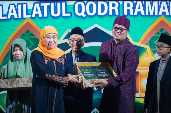 Bagikan Tafsir Al-Jailani, Khofifah Ajak GenZi Jadi Generasi yang Cinta dan Mengamalkan Quran Bagikan Tafsir Al-Jailani, Khofifah Ajak GenZi Jadi Generasi yang Cinta dan Mengamalkan Quran