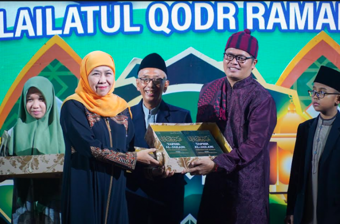 Bagikan Tafsir Al-Jailani, Khofifah Ajak GenZi Jadi Generasi yang Cinta dan Mengamalkan Quran